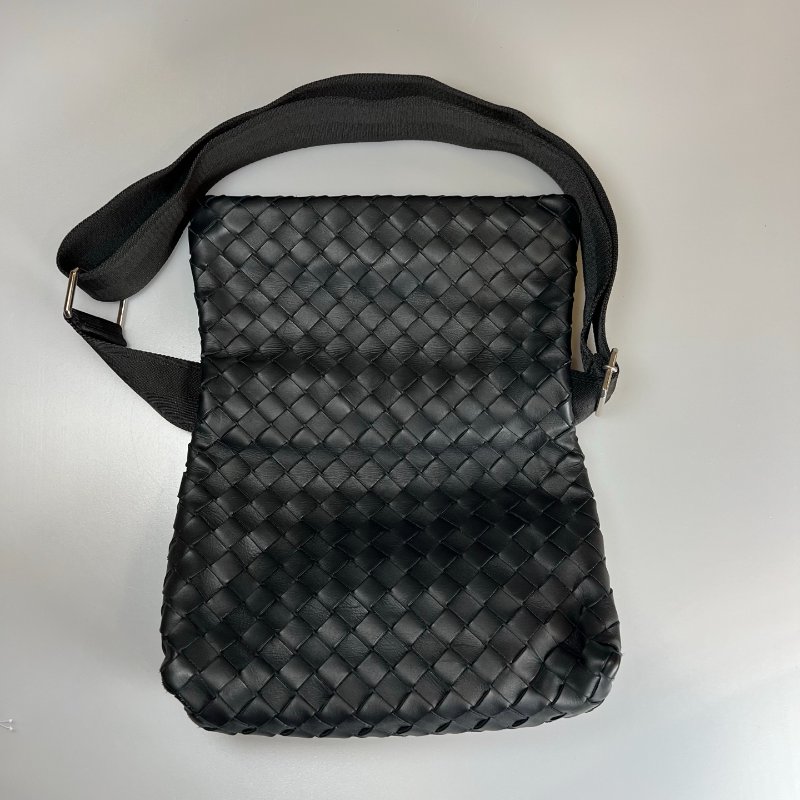 BV  黑色編織寬背帶斜挎包-5