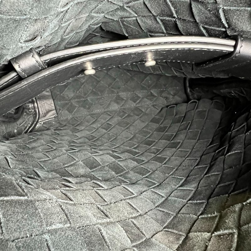 BV  黑色編織寬背帶斜挎包-7