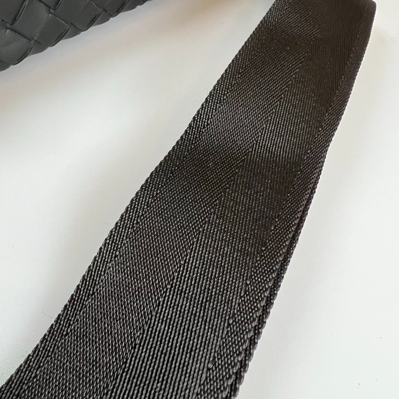 BV  黑色編織寬背帶斜挎包-8