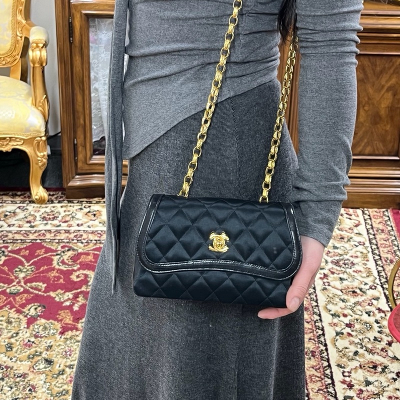 「JL精品代購」中古黑金緞面拼皮雕花鍊子母包-2