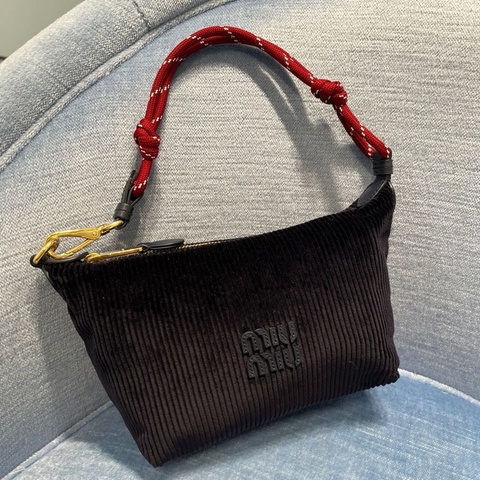 Miu Miu 女士 拉鍊手拿包均碼碼18.5cm*10cm*14cm