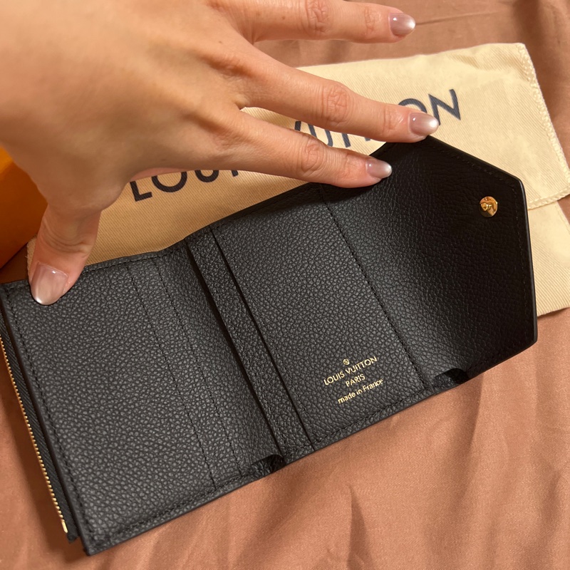 全新閒置品Louis Vuitton Zoé 錢包 牛皮壓紋-3