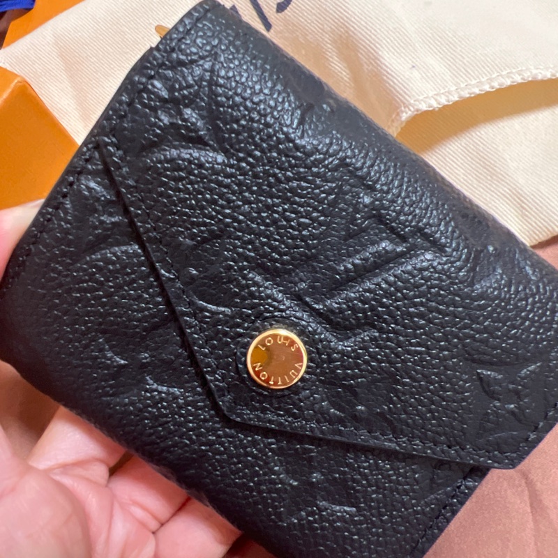 全新閒置品Louis Vuitton Zoé 錢包 牛皮壓紋-9