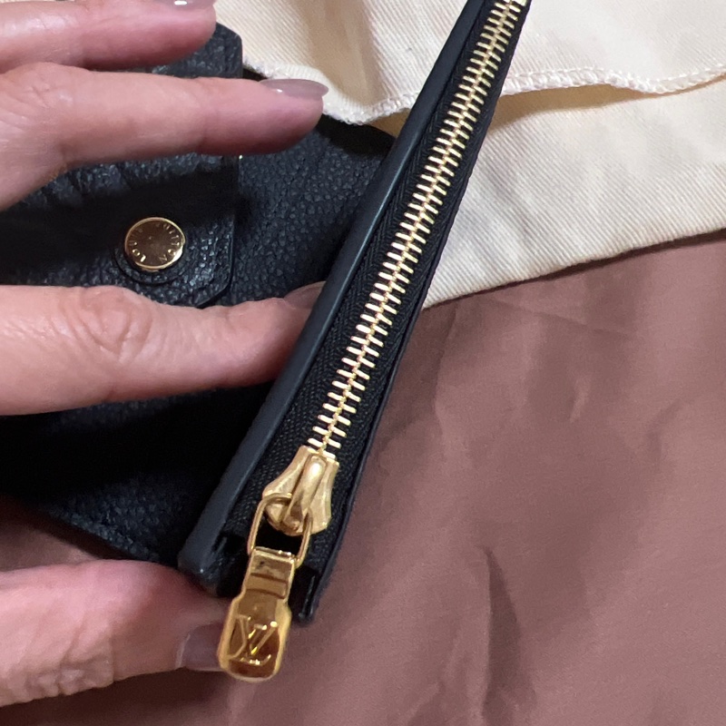 全新閒置品Louis Vuitton Zoé 錢包 牛皮壓紋-10