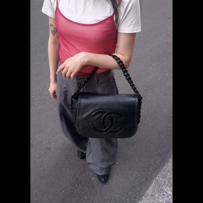 Chanel 粗壓克力鍊帶黑皮革車雙C口蓋包-1