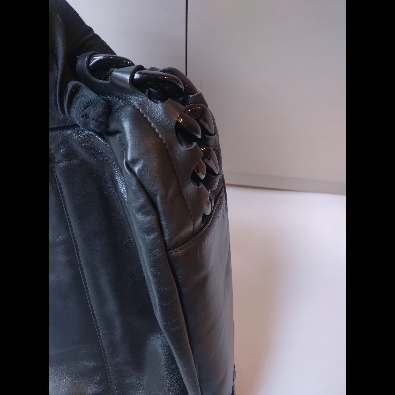 Chanel 粗壓克力鍊帶黑皮革車雙C口蓋包-12