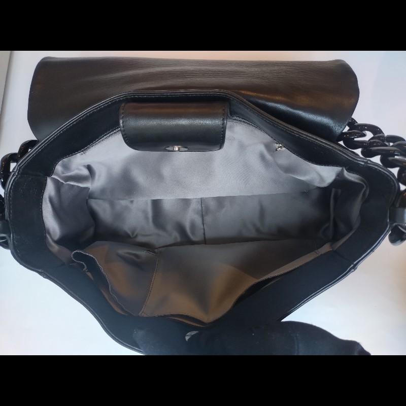 Chanel 粗壓克力鍊帶黑皮革車雙C口蓋包-23