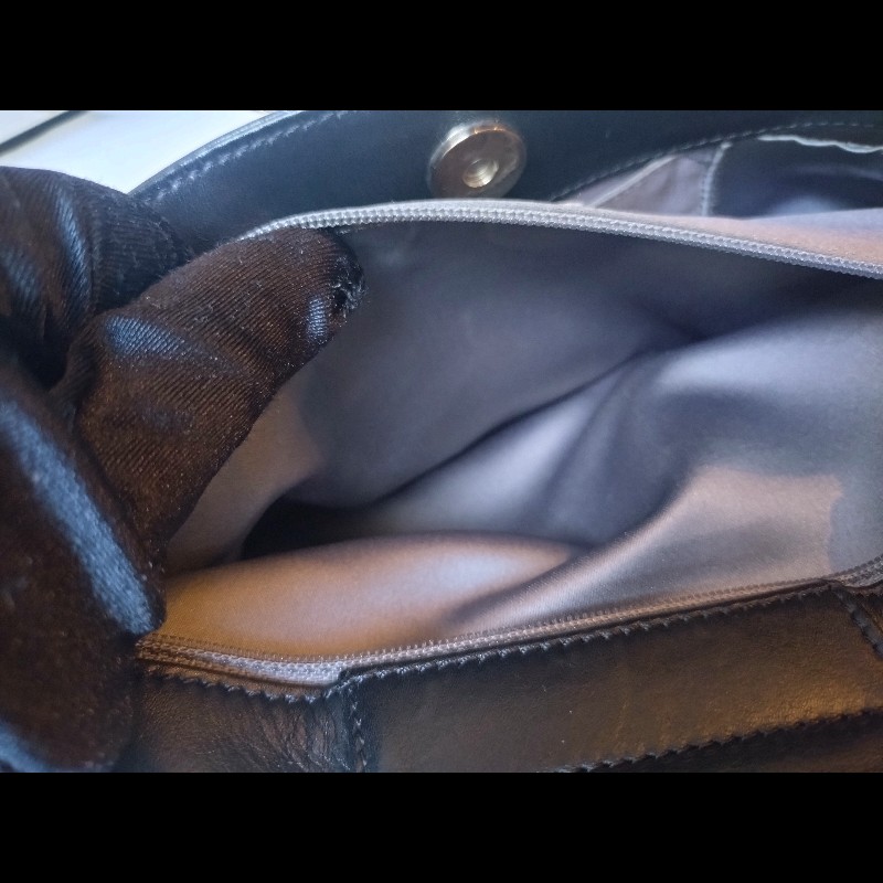 Chanel 粗壓克力鍊帶黑皮革車雙C口蓋包-26