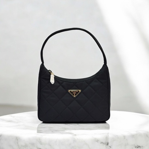 莉亞精品♡ Prada菱格紋黑金腋下包 二手美包