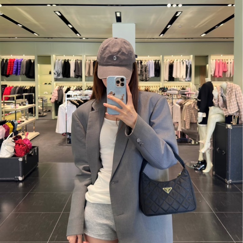 莉亞精品♡ Prada菱格紋黑金腋下包 二手美包-1