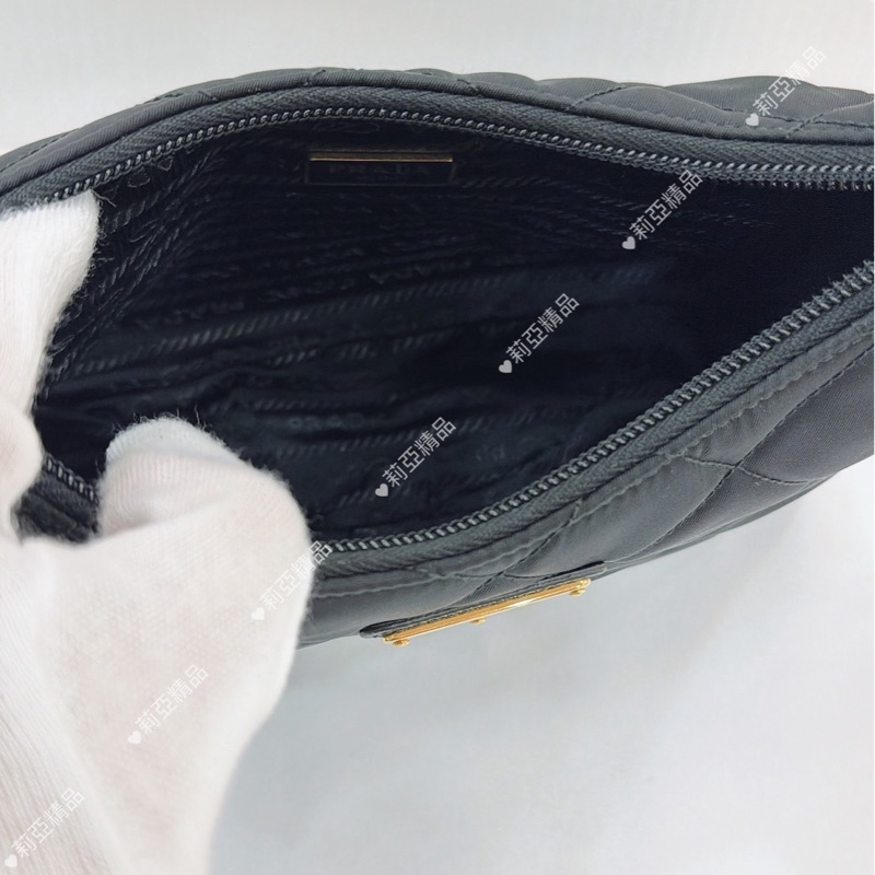 莉亞精品♡ Prada菱格紋黑金腋下包 二手美包-12