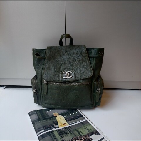 Chanel 霧銀釦綠色牛皮側口袋後背包