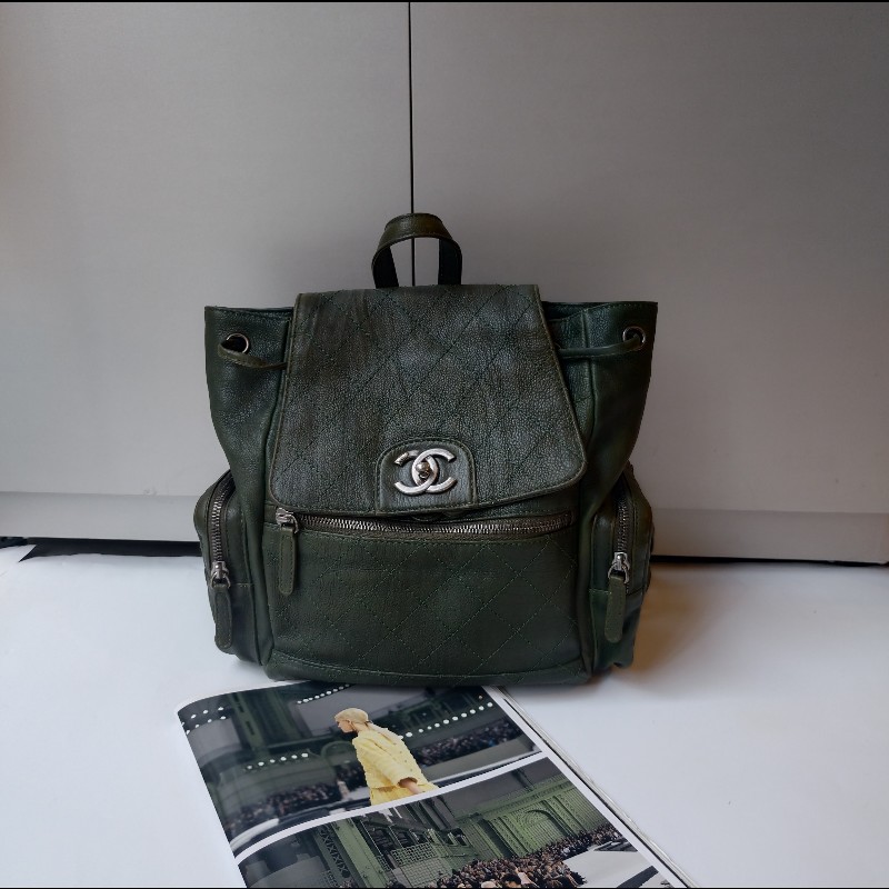 Chanel 霧銀釦綠色牛皮側口袋後背包-0