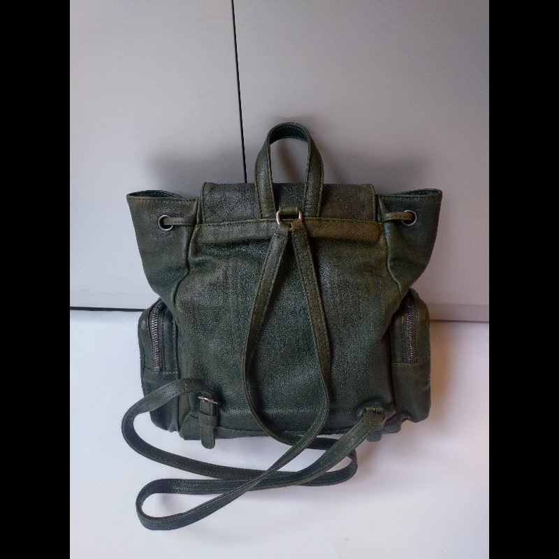 Chanel 霧銀釦綠色牛皮側口袋後背包-2