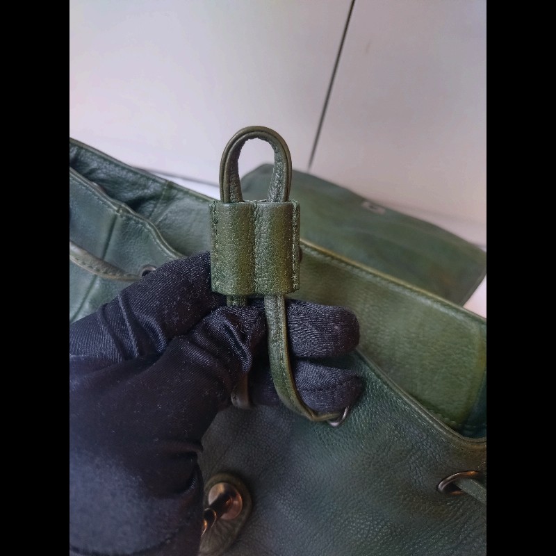 Chanel 霧銀釦綠色牛皮側口袋後背包-24