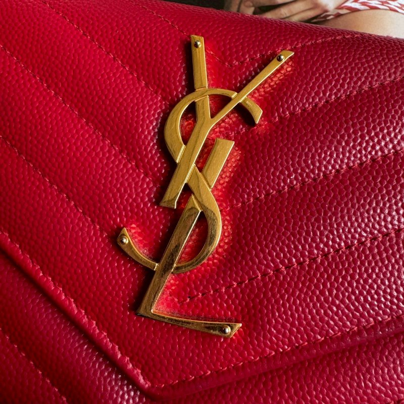 💫紅色超顯白❤️‍🔥YSL 紅色山形紋拉鍊錢包-2