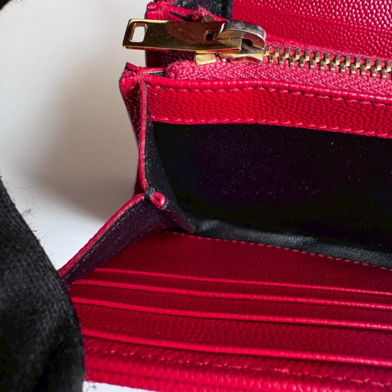 💫紅色超顯白❤️‍🔥YSL 紅色山形紋拉鍊錢包-16