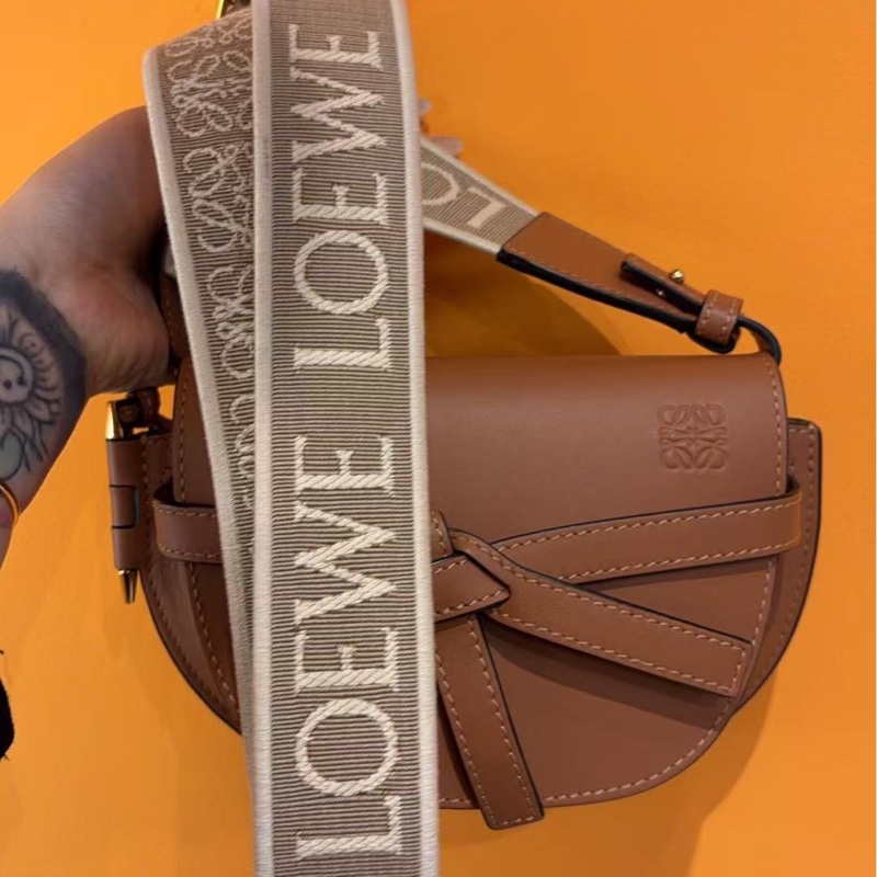 Loewe Mini Gate Dual 手袋採用柔軟牛皮革-0