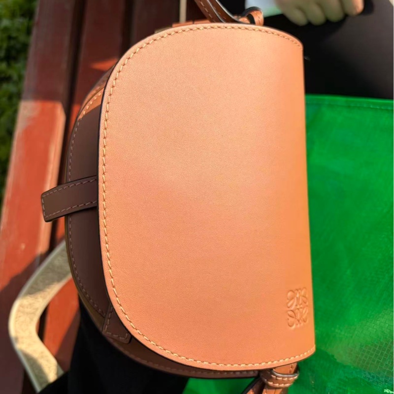 Loewe Mini Gate Dual 手袋採用柔軟牛皮革-1