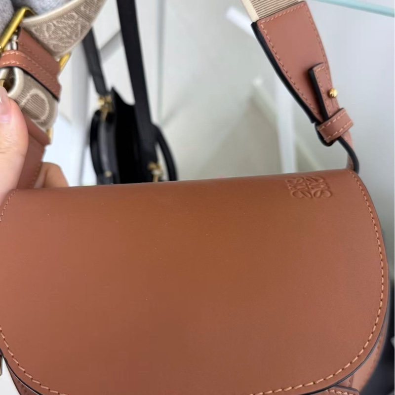 Loewe Mini Gate Dual 手袋採用柔軟牛皮革-2