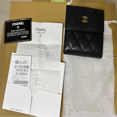 Chanel黑色魚子醬二折短夾