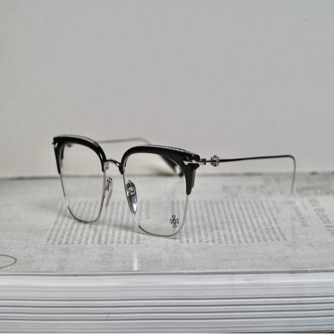 Chrome Hearts 男士 方框平光鏡均碼碼鏡腿長：14.8 CM、鏡片直徑：5.4 CM、橋寬：1.9 CM