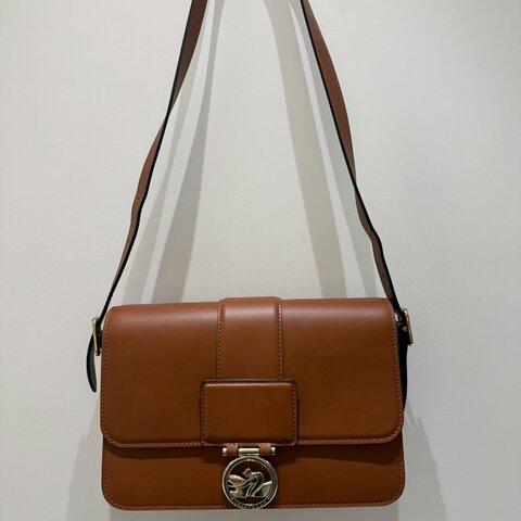 LONGCHAMP BOX-TROT 圓標賽馬 LOGO 牛皮翻蓋扣式肩背斜背包 (中/棕)