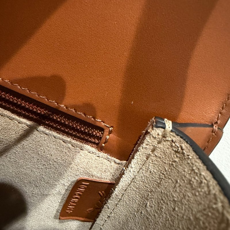 LONGCHAMP BOX-TROT 圓標賽馬 LOGO 牛皮翻蓋扣式肩背斜背包 (中/棕)-4