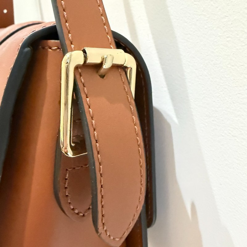 LONGCHAMP BOX-TROT 圓標賽馬 LOGO 牛皮翻蓋扣式肩背斜背包 (中/棕)-11