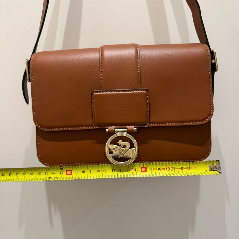 LONGCHAMP BOX-TROT 圓標賽馬 LOGO 牛皮翻蓋扣式肩背斜背包 (中/棕)-12
