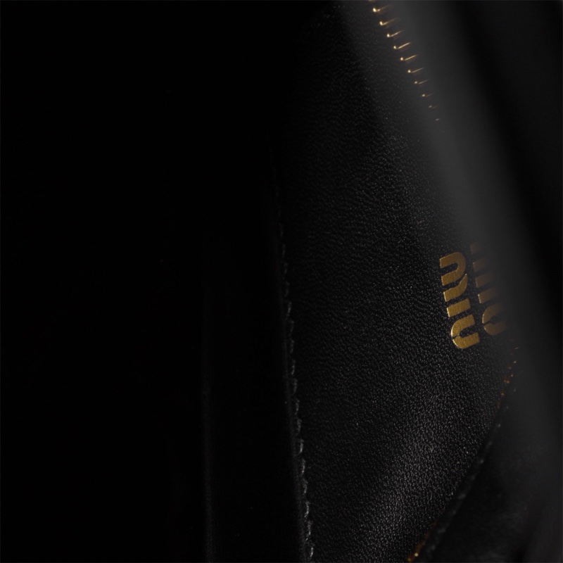 Miu Miu 女士 Matelassé 單肩包均碼碼常規、20cm*4.5cm*10cm-1