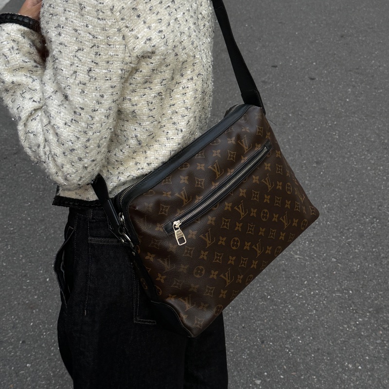 【超級新！】LV Monogram 經典老花 郵差包（專櫃 106,000)-0