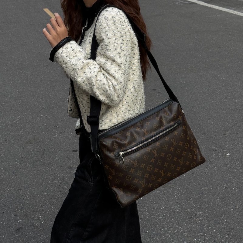 【超級新！】LV Monogram 經典老花 郵差包（專櫃 106,000)-2