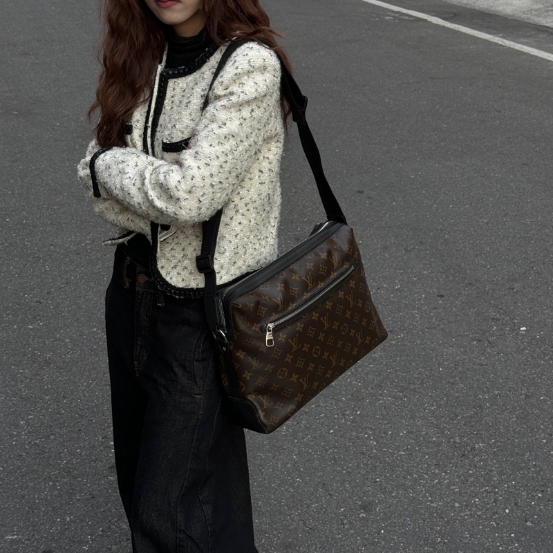 【超級新！】LV Monogram 經典老花 郵差包（專櫃 106,000)-3