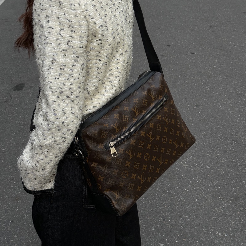 【超級新！】LV Monogram 經典老花 郵差包（專櫃 106,000)-4