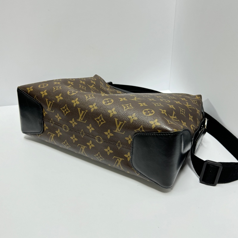 【超級新！】LV Monogram 經典老花 郵差包（專櫃 106,000)-12