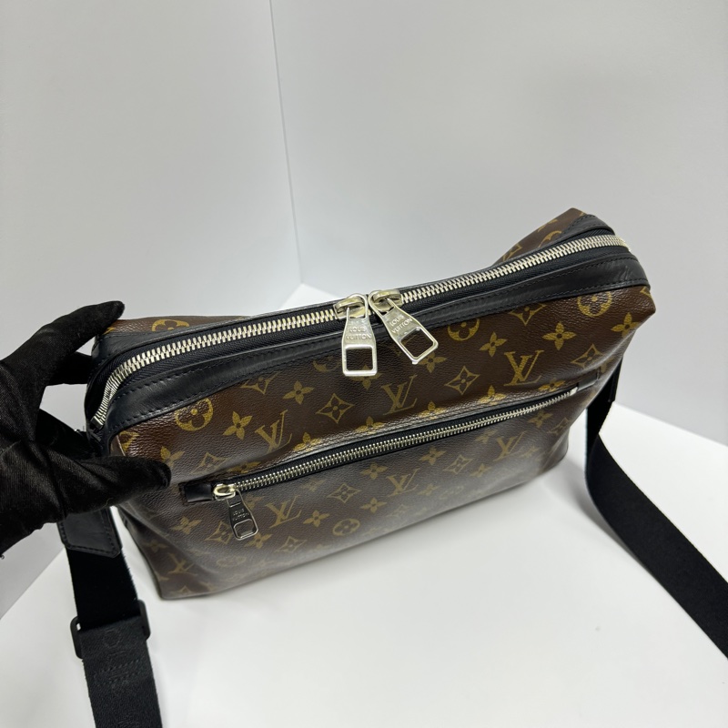 【超級新！】LV Monogram 經典老花 郵差包（專櫃 106,000)-16