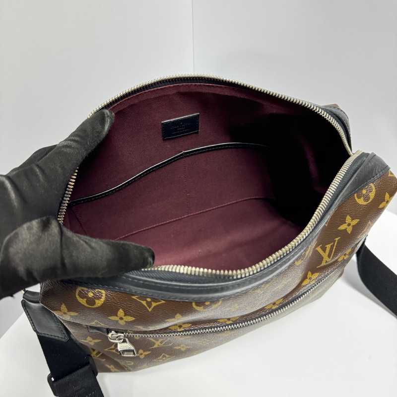 【超級新！】LV Monogram 經典老花 郵差包（專櫃 106,000)-18