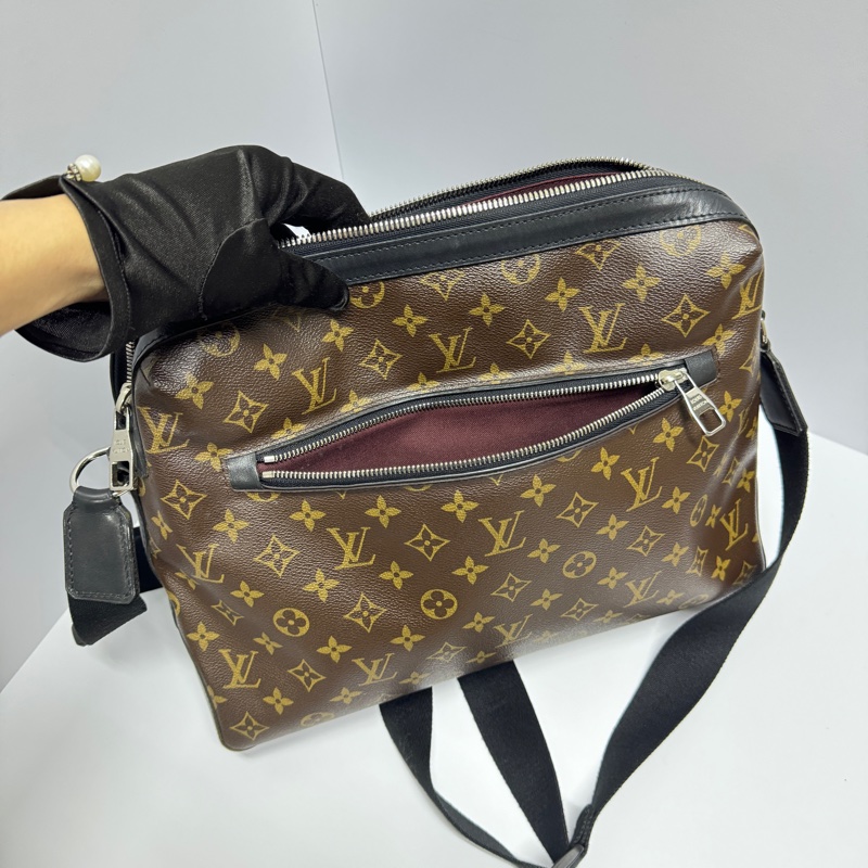 【超級新！】LV Monogram 經典老花 郵差包（專櫃 106,000)-21