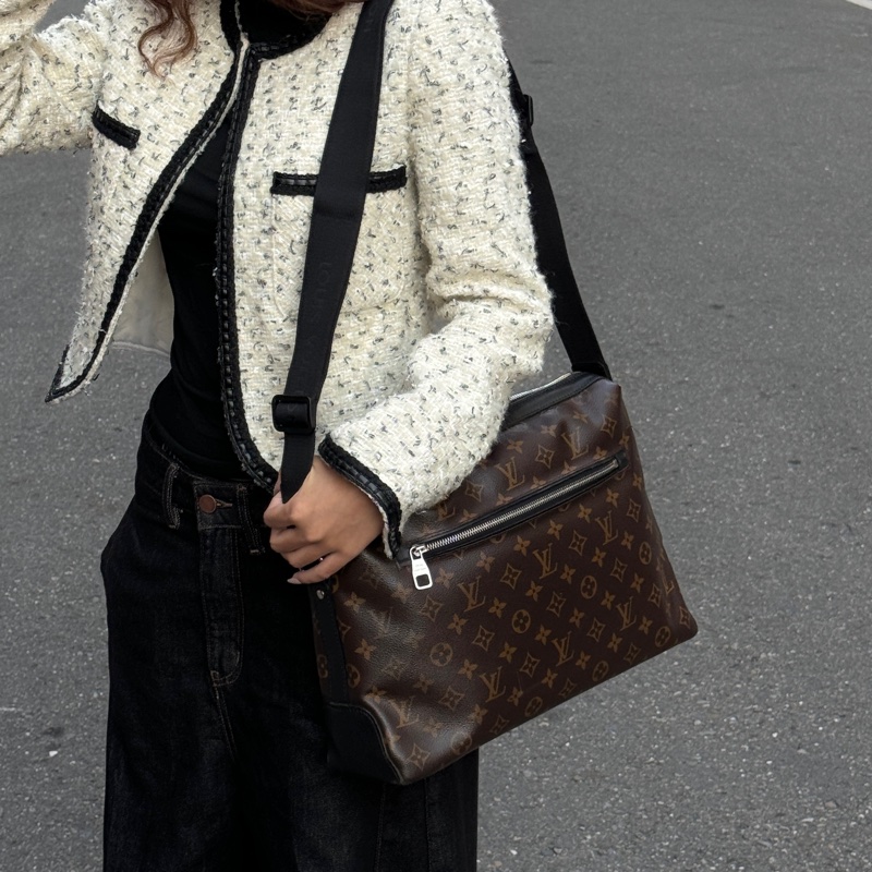 【超級新！】LV Monogram 經典老花 郵差包（專櫃 106,000)-23