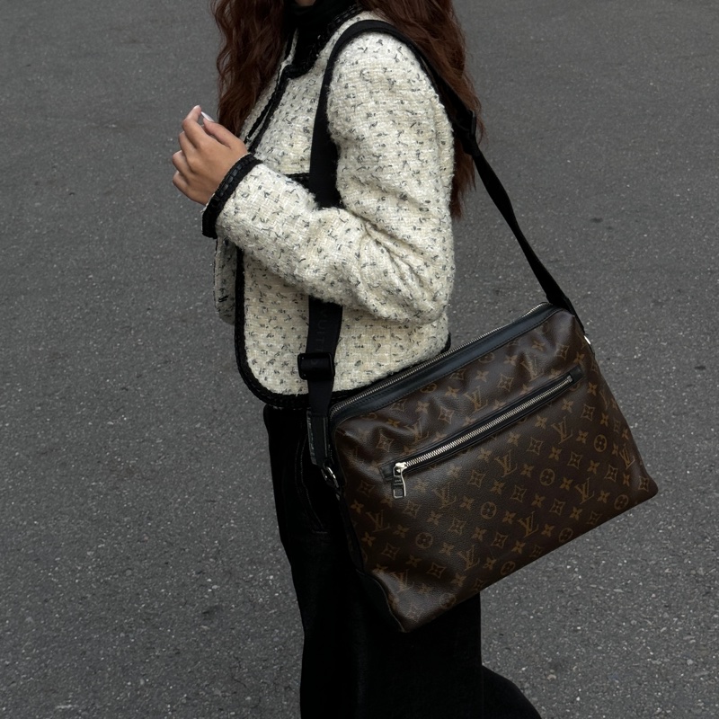 【超級新！】LV Monogram 經典老花 郵差包（專櫃 106,000)-25