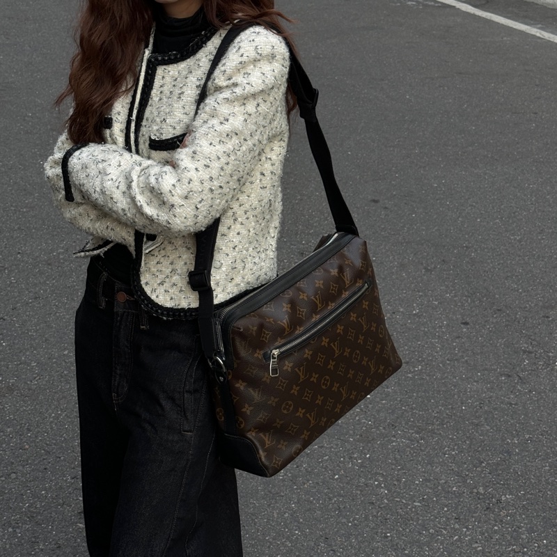 【超級新！】LV Monogram 經典老花 郵差包（專櫃 106,000)-26