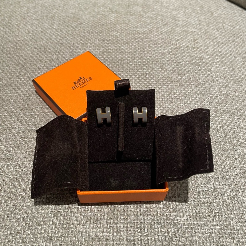 Hermès 愛馬仕  18k玫瑰金大號Pop H琺瑯耳釘珍珠灰色。-2