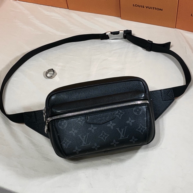 😱這個必買 LV 路易威登 Louis Vuitton 黑老花拼接皮革腰包 胸包-0