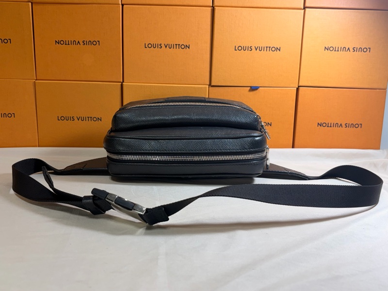 😱這個必買 LV 路易威登 Louis Vuitton 黑老花拼接皮革腰包 胸包-8