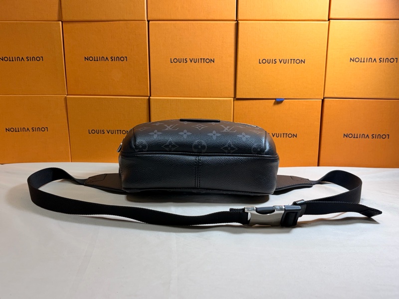 😱這個必買 LV 路易威登 Louis Vuitton 黑老花拼接皮革腰包 胸包-9