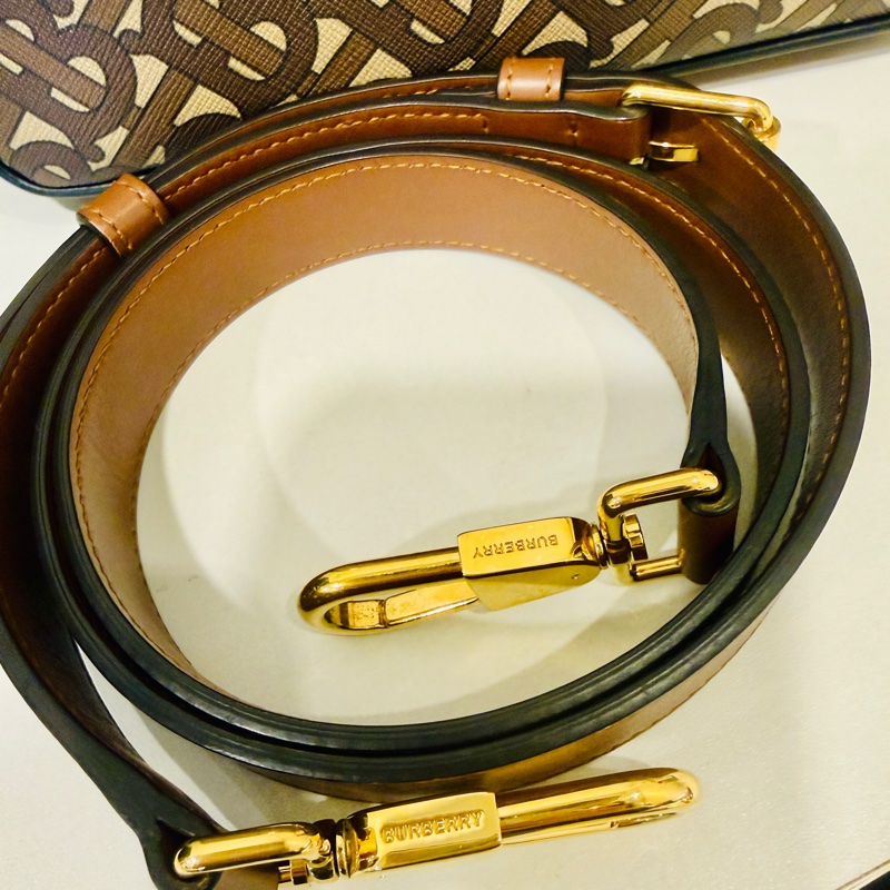 二手正品BURBERRY /8025763 / ATLAS 經典印花拉鍊斜背相機包～近全新（看圖看內文）-2