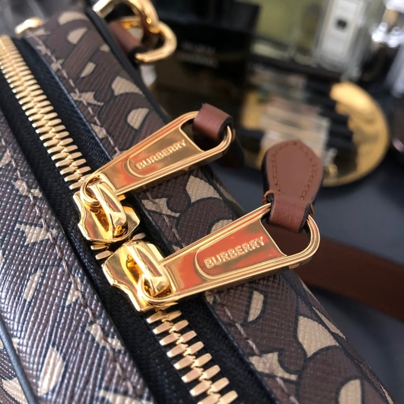 二手正品BURBERRY /8025763 / ATLAS 經典印花拉鍊斜背相機包～近全新（看圖看內文）-6