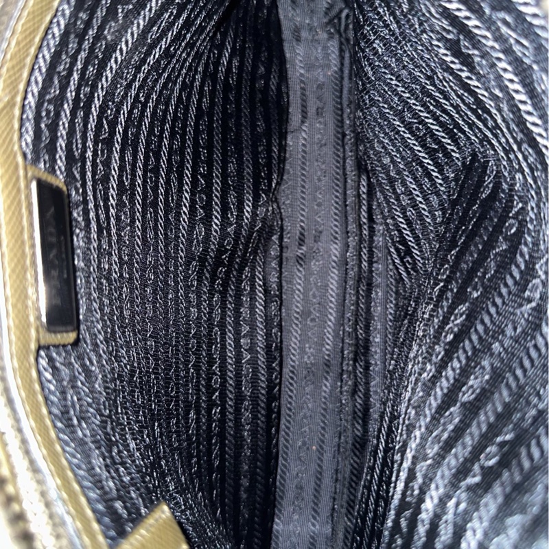 Prada普拉達 黑銀三角標logo灰綠色單肩包斜挎包29cm 🈚附件-8