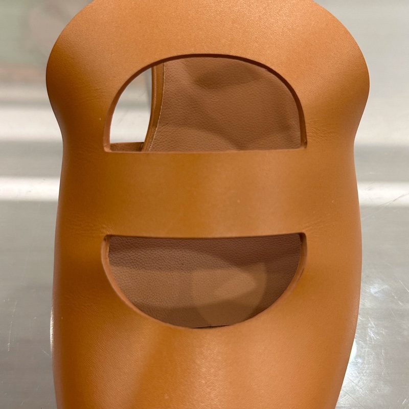 閒置未使用 Hermes愛馬仕 棕色豬鼻子logo女款高跟涼鞋5cm 37碼-4